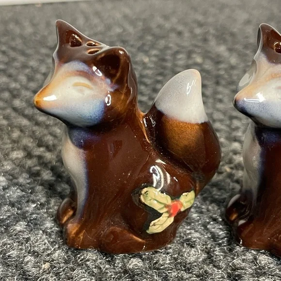 Foxes Racoon Marbled Salt and Pepper Shakers Hollyberry Winter - Picture 2 of 5